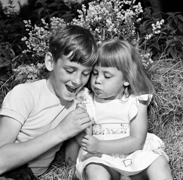 Framed Print : Siblings, Helen (3) and Paul Burrows (9) from Waterloo, London Framed Print : Siblings, Helen (3) and Paul Burrows (9) from Waterloo, London