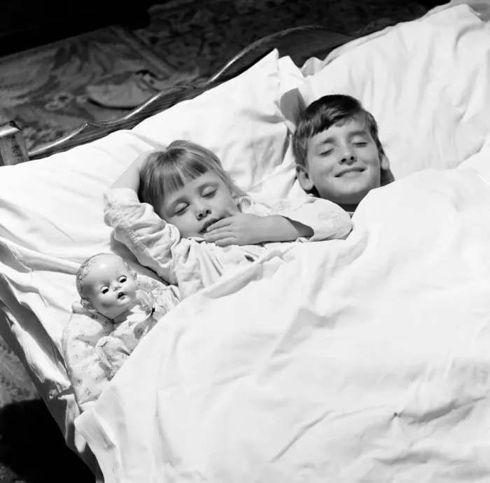 Framed Print : Siblings, Helen (3) and Paul Burrows (9) from Waterloo, London Framed Print : Siblings, Helen (3) and Paul Burrows (9) from Waterloo, London