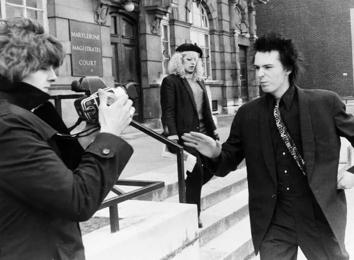 Framed Print : Sid Vicious Six Pistols goes to assault photographer 1978 outside court