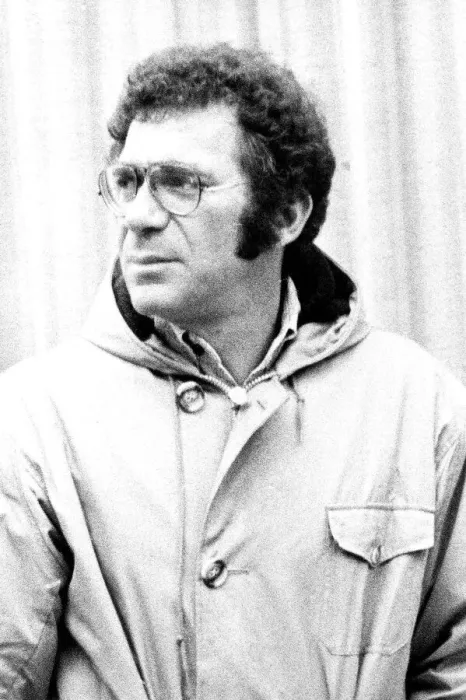 Framed Print : Sidney Pollack April 1975 an American film director on location in New York Framed Print : Sidney Pollack April 1975 an American film director on location in New York