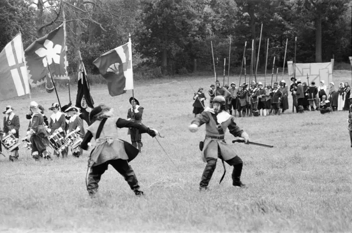 Framed Print : The Siege of Reading, 1643, Tilehurst. English Civil War, re-enactment Framed Print : The Siege of Reading, 1643, Tilehurst. English Civil War, re-enactment