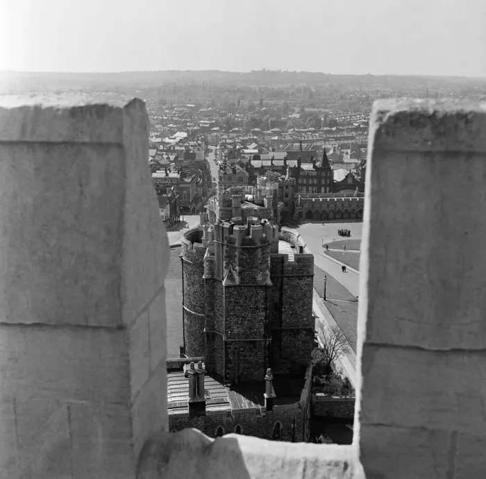 Framed Print : Sightseeing at Windsor Castle. 18th May 1955 Framed Print : Sightseeing at Windsor Castle. 18th May 1955