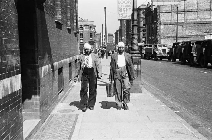 Framed Print : Two Sikh men pictured in Whitechapel, London, Circa 1947 Framed Print : Two Sikh men pictured in Whitechapel, London, Circa 1947