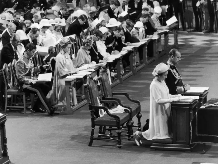 Framed Print : Silver Jubilee celebration. The Queen reading a prayer in Westminster Abbey Framed Print : Silver Jubilee celebration. The Queen reading a prayer in Westminster Abbey