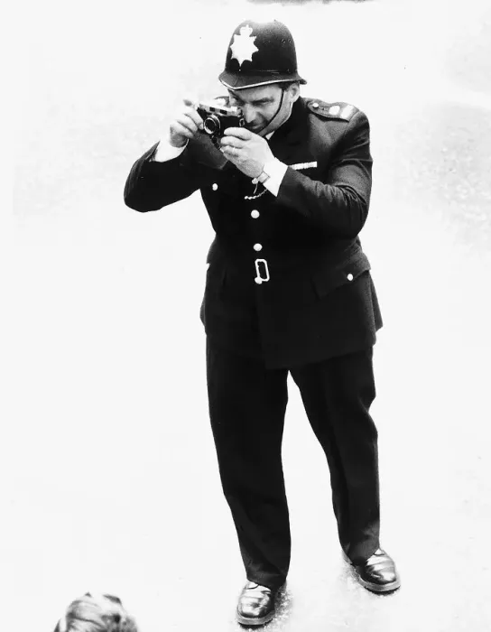 Framed Print : Silver Jubilee Day 1977, a helpful policeman takes a photograph for a sightseer