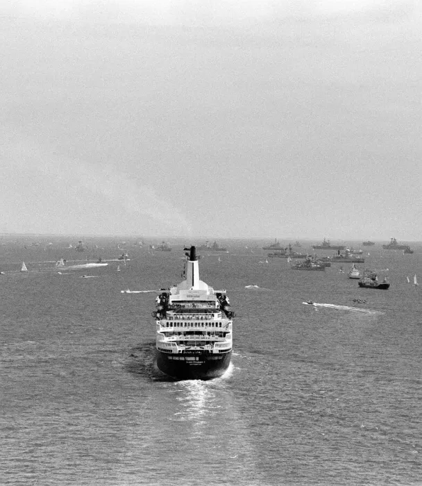Framed Print : Silver Jubilee Navy Review June 1977 The Cunard Cruise Liner QE2 sailing