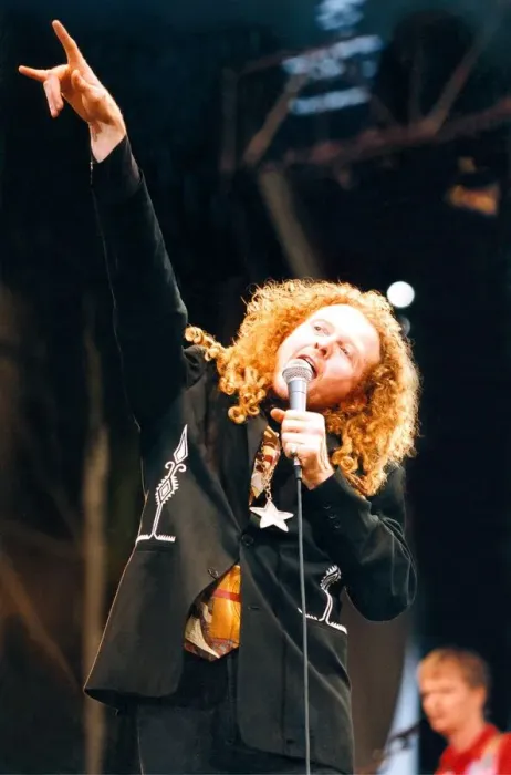 Framed Print : Simply Red perfrom at the Gateshead Stadium on 14th July 1991 Framed Print : Simply Red perfrom at the Gateshead Stadium on 14th July 1991