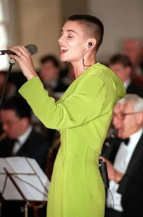 : Sinead O Connor Irish singer 1990 singing with orchestra : Sinead O Connor Irish singer 1990 singing with orchestra