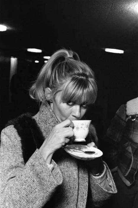 Framed Print : Singer and actress Olivia Newton John at Luton Airport. 28th November 1978 Framed Print : Singer and actress Olivia Newton John at Luton Airport. 28th November 1978
