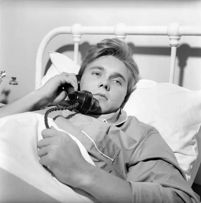 Framed Print : Singer Billy Fury in bed at a Cambridge Nursing Home, following his collapse in a taxi in Framed Print : Singer Billy Fury in bed at a Cambridge Nursing Home, following his collapse in a taxi in