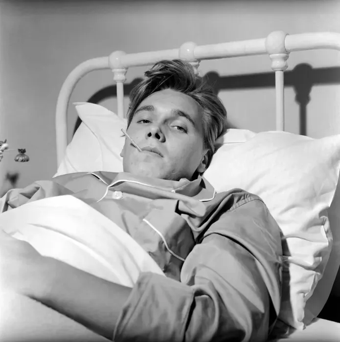 Framed Print : Singer Billy Fury in bed at a Cambridge Nursing Home, following his collapse in a taxi in Framed Print : Singer Billy Fury in bed at a Cambridge Nursing Home, following his collapse in a taxi in