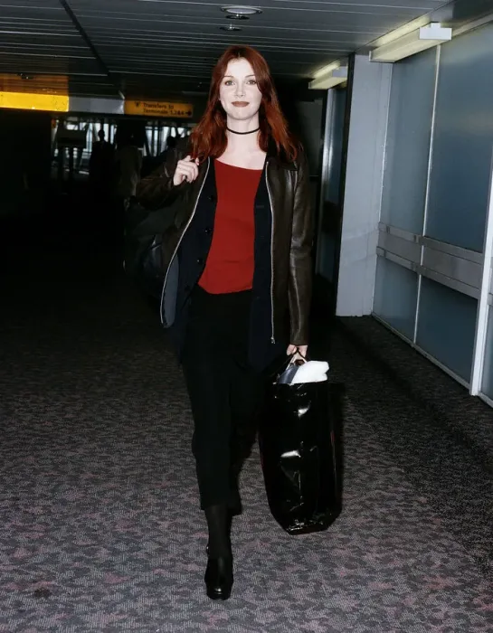 Framed Print : Singer Cathy Dennis arrives at Heathrow airport. 24th March 1993