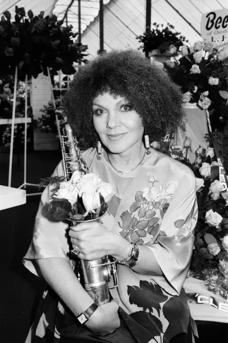 Framed Print : Singer Cleo Laine at the Chelsea Flower Show. 18th May 1981