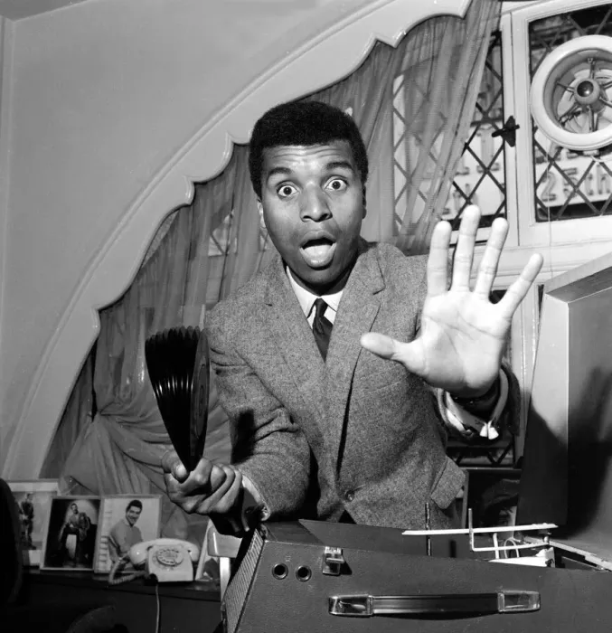 Framed Print : Singer and Comedian Kenny Lynch seen here with his latest record to gain entry into Framed Print : Singer and Comedian Kenny Lynch seen here with his latest record to gain entry into