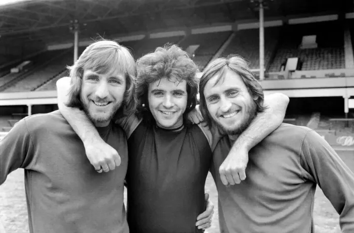 Framed Print : Singer David Essex pictured at Upton Park with footballers Billy Bonds Framed Print : Singer David Essex pictured at Upton Park with footballers Billy Bonds