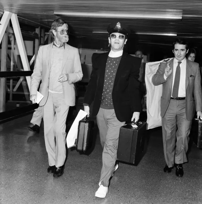 Framed Print : Singer Elton John, arrives at Heathrow airport from his 10 week tour of the States Framed Print : Singer Elton John, arrives at Heathrow airport from his 10 week tour of the States