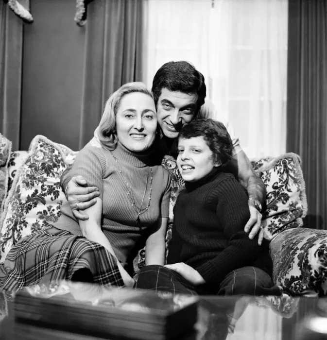 Framed Print : Singer Frankie Vaughan and family. February 1975 75-01098-002