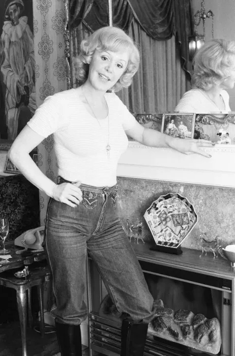 Framed Print : Singer Kathy Kirby relaxes at home, 4th February 1978 Framed Print : Singer Kathy Kirby relaxes at home, 4th February 1978