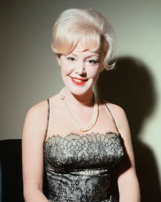 Framed Print : Singer Kathy Kirby showing off her new hairstyle. 24th November 1965