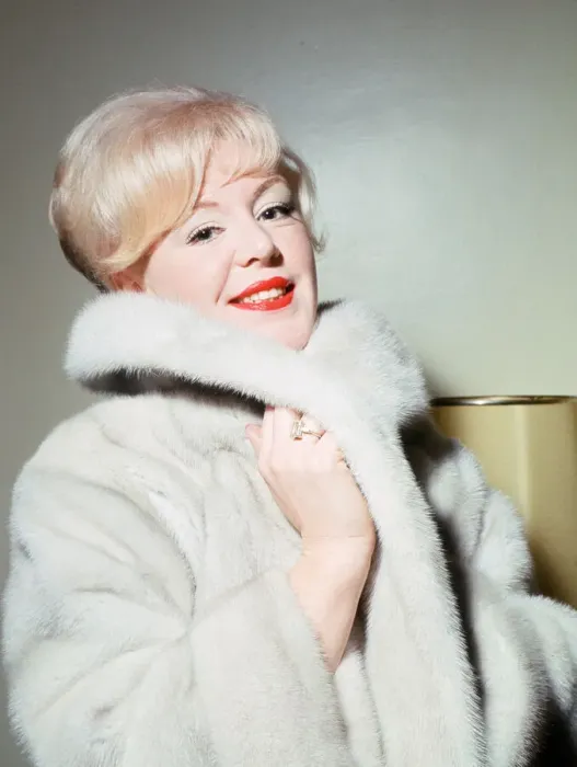 Framed Print : Singer Kathy Kirby showing off her new hairstyle. 24th November 1965