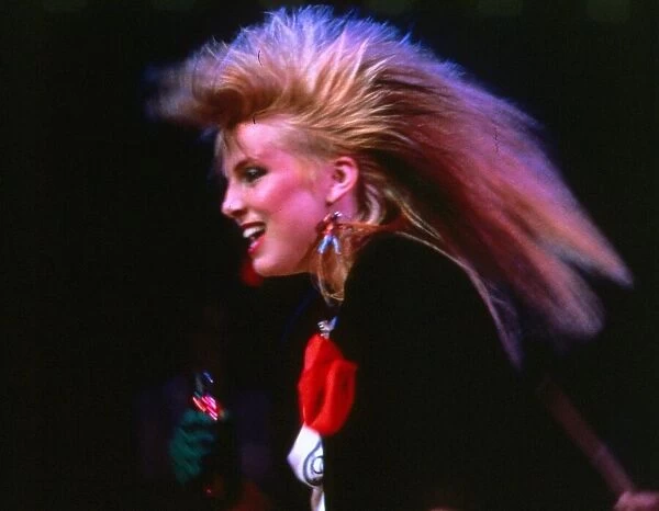 Singer Lovely Previn December 1985 on stage singing