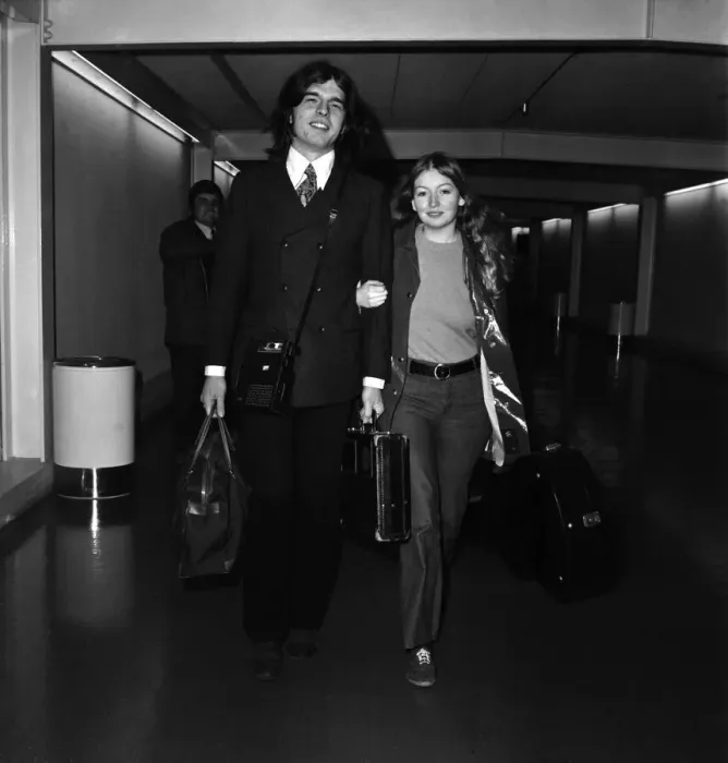 Framed Print : Singer Mary Hopkin and her record producer husband Tony Visconti seen here leaving