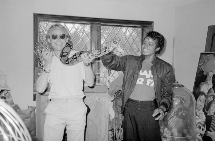 Framed Print : Singer Michael Jackson introduces Daily Mirror reporter Neil Murray to his pet boa Framed Print : Singer Michael Jackson introduces Daily Mirror reporter Neil Murray to his pet boa