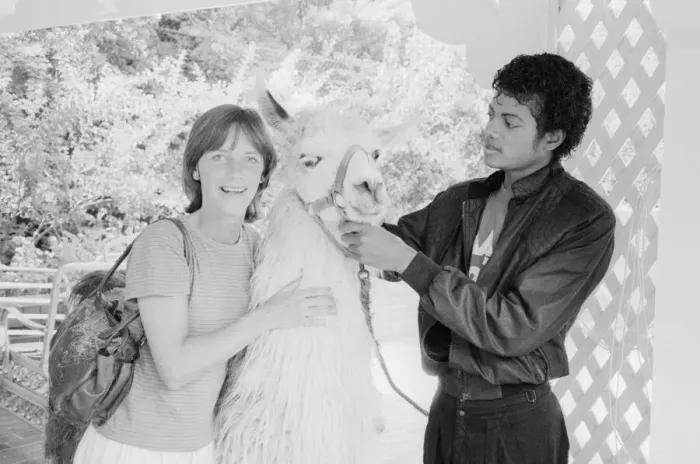 Framed Print : Singer Michael Jackson introduces his pet llama to Daily Mirror competition winner Susan