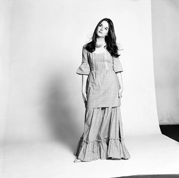 Singer  /  Model: Diane Solomon. March 1975 75-01367-004