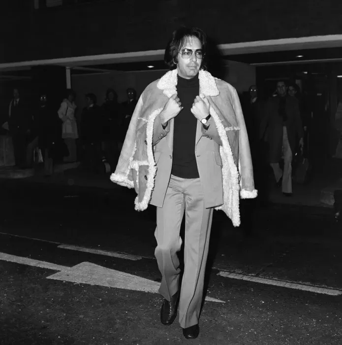 Framed Print : Singer Neil Diamond arrives at Heathrow airport to appear in the Shirley Bassey Christmas