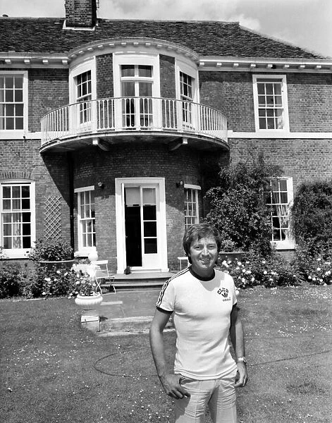 Singer and Presenter Des O Connor at his home. June 1980