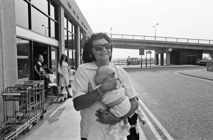 Framed Print : Singer Roy Orbison, pictured at Manchester Ringway Airport in 1975 Framed Print : Singer Roy Orbison, pictured at Manchester Ringway Airport in 1975