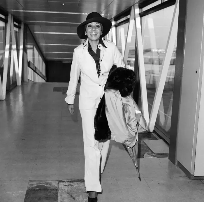 Framed Print : Singer Shirley Bassey arrives at London Airport from Switzerland