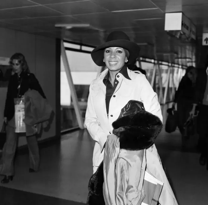 Framed Print : Singer Shirley Bassey arrives at London Airport from Switzerland