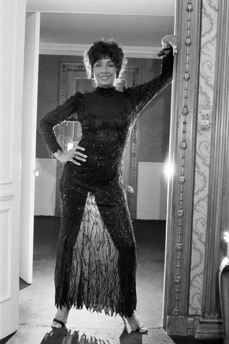 Framed Print : Singer Shirley Bassey at The Dorchester Hotel in London. 1982