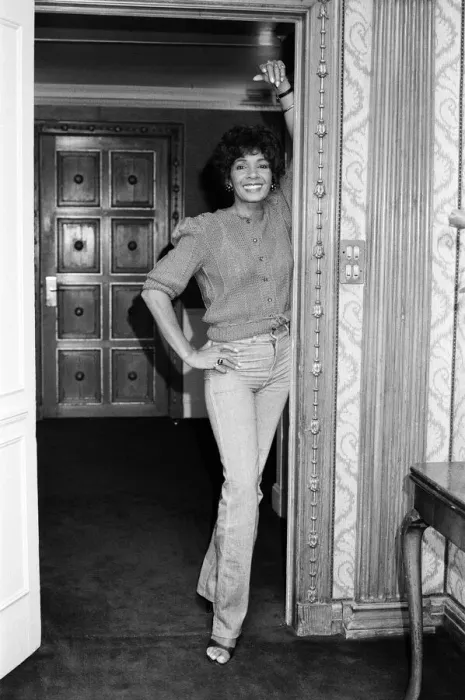 Framed Print : Singer Shirley Bassey at The Dorchester Hotel in London. 1982 Framed Print : Singer Shirley Bassey at The Dorchester Hotel in London. 1982