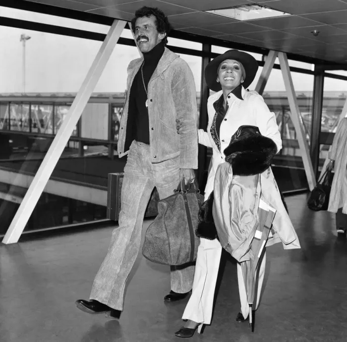 Framed Print : Singer Shirley Bassey and husband Sergio Novak arrive at London Airport from Switzerland