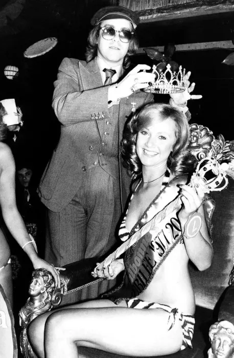Framed Print : Singer songwriter Elton John crowns Miss Jubilee Zoe Spink in aid of the Queen Framed Print : Singer songwriter Elton John crowns Miss Jubilee Zoe Spink in aid of the Queen