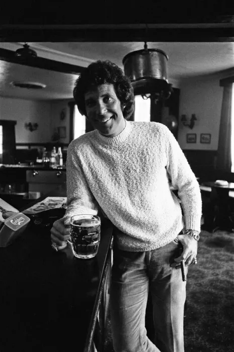Framed Print : Singer Tom Jones has a quiet drink at his local in Weybridge after missing fans Framed Print : Singer Tom Jones has a quiet drink at his local in Weybridge after missing fans