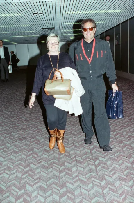 Framed Print : Singer Tom Jones and his wife Linda at Heathrow Airport. 16th May 1992