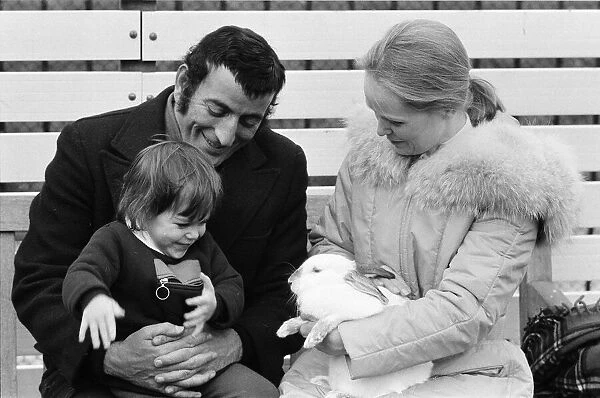Singer Tony Bennett with his daughter Joanna and wife Sandra at London Zoo