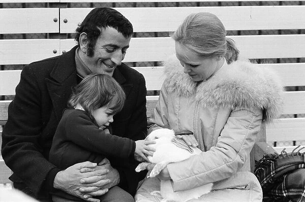 Singer Tony Bennett with his daughter Joanna and wife Sandra at London Zoo