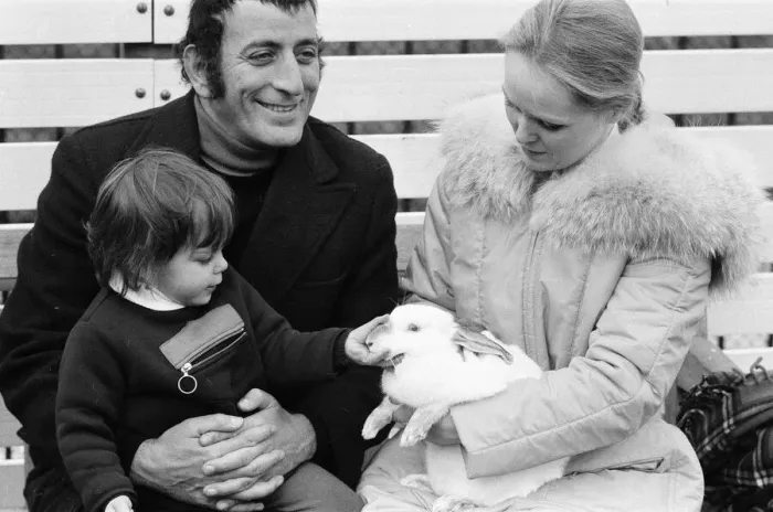 Framed Print : Singer Tony Bennett with his daughter Joanna and wife Sandra at London Zoo Framed Print : Singer Tony Bennett with his daughter Joanna and wife Sandra at London Zoo