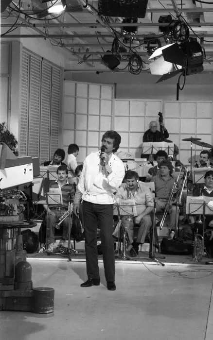 Framed Print : Singing superstar Engelbert Humperdinck performing on the BBC show