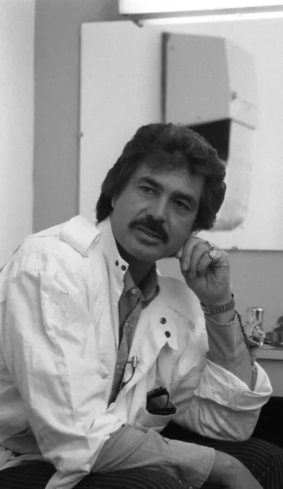 Framed Print : Singing superstar Engelbert Humperdinck relaxes in his dressing room before appearing