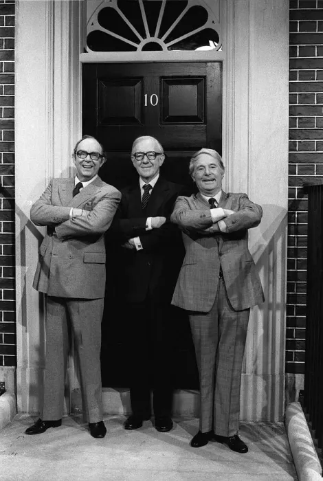 Framed Print : Sir Alec Guinness with Eric Morecambe and Ernie Wise appearing in the Morecambe