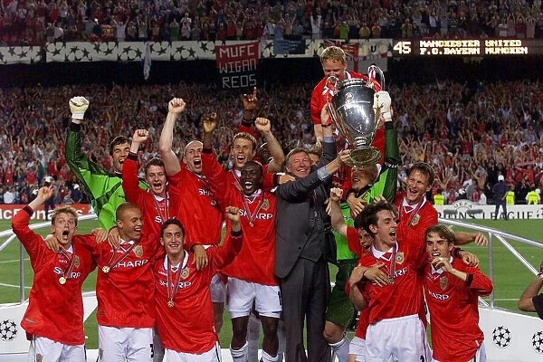 Sir Alex Ferguson and the Manchester United squad celebrate after winning the European