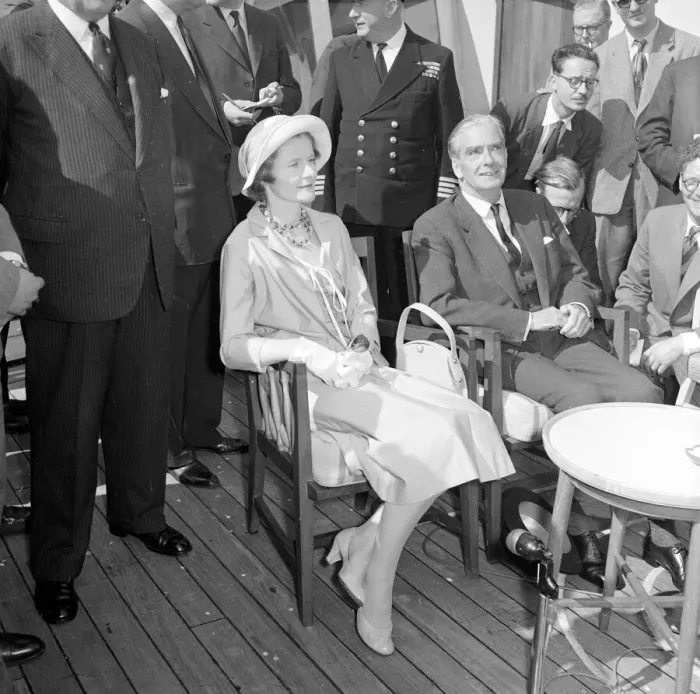 Framed Print : Sir Anthony Eden and Lady Eden arrive back in Liverpool aboard the Empress of Britain Framed Print : Sir Anthony Eden and Lady Eden arrive back in Liverpool aboard the Empress of Britain