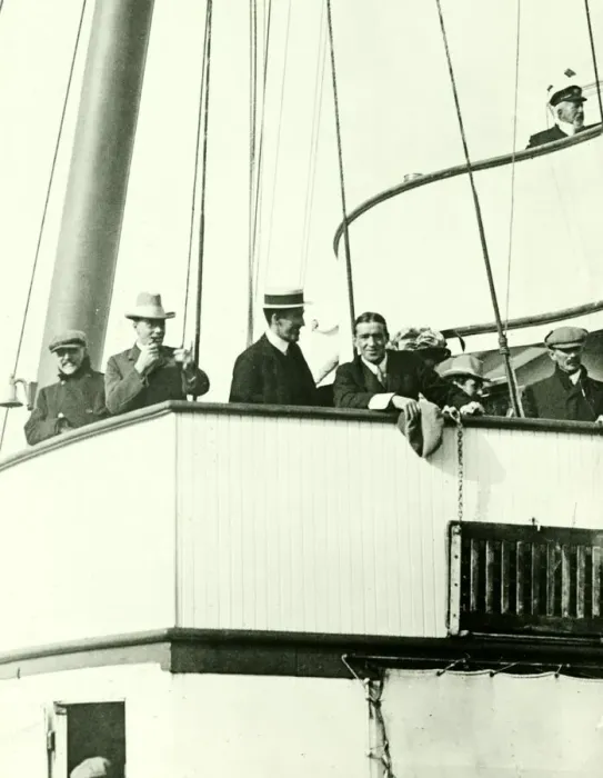 Framed Print : Sir Ernest Shackleton arrives at Dover. June 1909 Framed Print : Sir Ernest Shackleton arrives at Dover. June 1909
