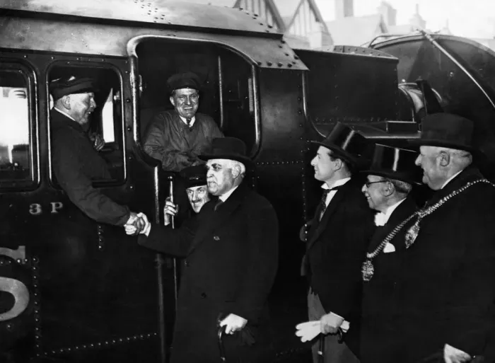 Framed Print : Sir Frederick Stamp, Chairman of the LM+S Railway shakes hands with Mr Fred Davis